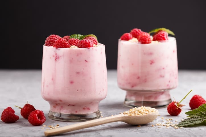 Glow up power smoothie: Yoghurt with raspberry